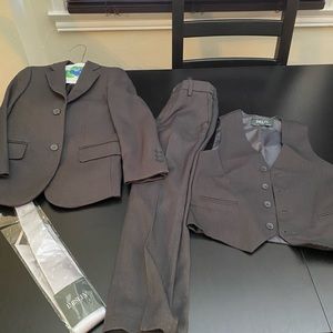 Boys size 7 grey 3 piece suit with silver tie
